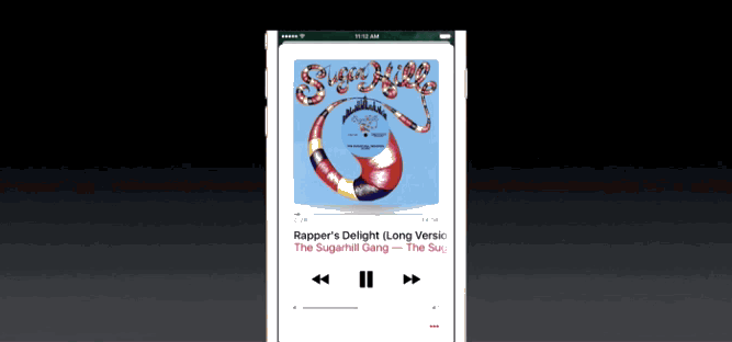ミュージックアプリで音楽を聴くと……下に歌詞が出る! カラオケの練習がはかどりそうです。
