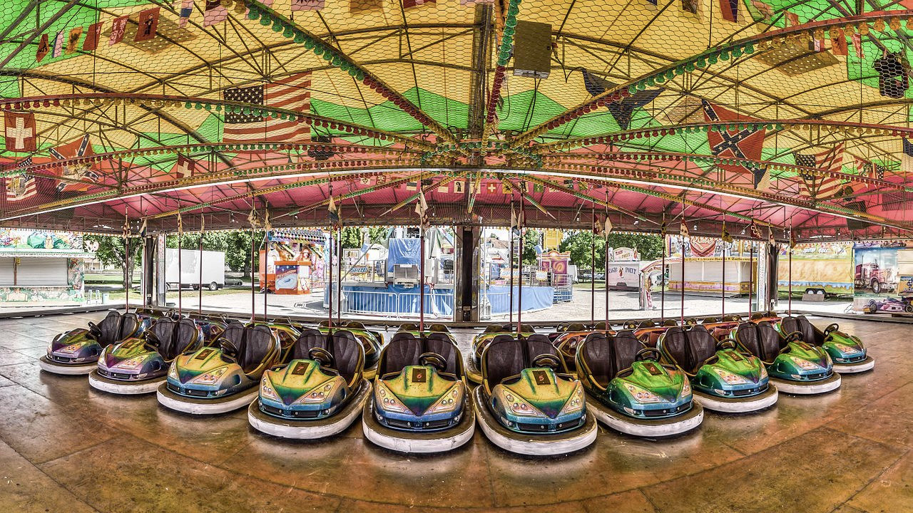 Überall: Jährliches Event mit Attraktionen und Essensbuden. Auch "Kirmes", "Rummel" oder "Volksfest".In der Kleinstadt: Meist auf einem Schotterplatz am Stadtrand stattfindend. Wo Jugendliche heimlich betrunken am Autoscooter rumstehen und Erwachsene unheimlich betrunken in Zelt rumsitzen.