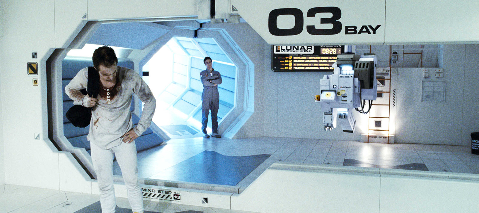 ¿De qué se trata?Sam Bell (Sam Rockwell) trabaja de manera solitaria en una base lunar. Su único contacto con “alguien más” es con una computadora llamada GERTY. A tan solo tres semanas de su regreso, y con la promesa de conocer a su bebé recién nacido, el astronauta se encuentra con una situación que lo pone a dudar de su propia cordura. Si fuiste fan de Odisea 2001, esta película dirigida por Duncan Jones te volará la cabeza. Vela cuando andes en estado 😦Nivel de precipitación: ☁️ ☁️ ☁️