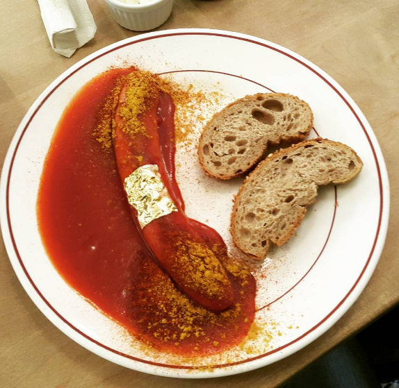 Bester Yelp-Kommentar: "Die vermeintlichen Wünsche der Yuppie-Klientel werden durch eine Currywurst mit Blattgold sowie das Angebot an verschiedenen Weinen und eines Champagners bedient."