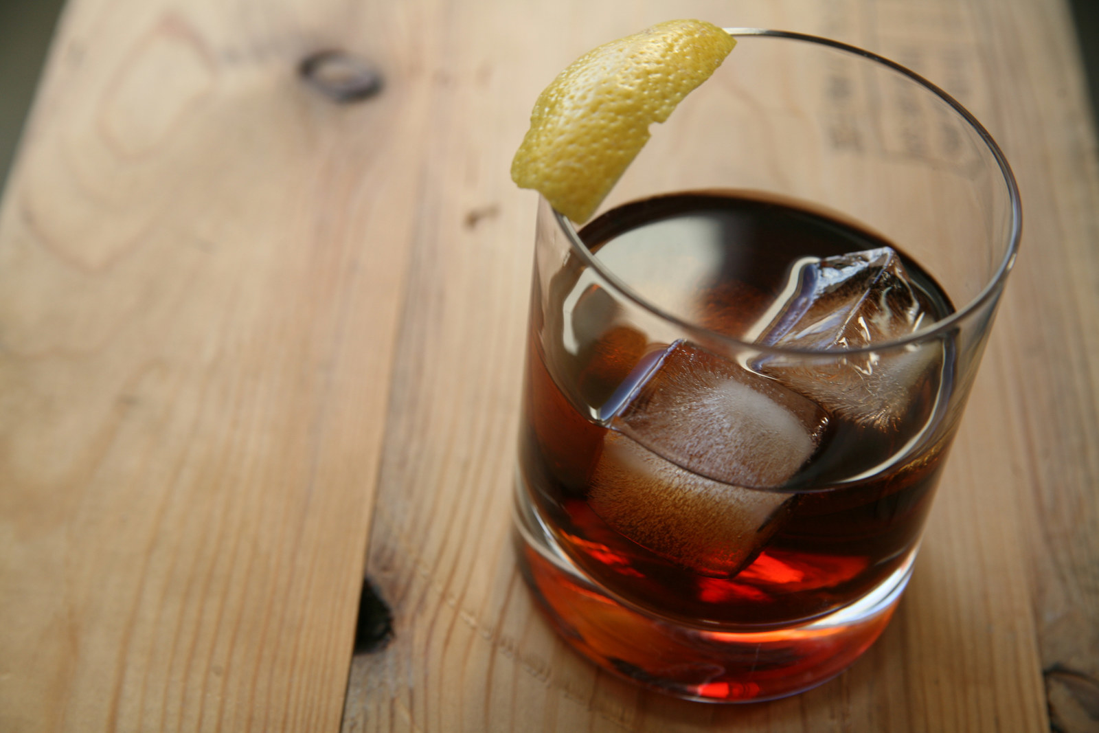 A mistura de gim com vermute e Campari resulta no delicioso drink conhecido como Negroni. Experimente substituir o gim por Uísque e conheça o Boulevardier, mais marcante e que com certeza vai te deixar bem quentinho.