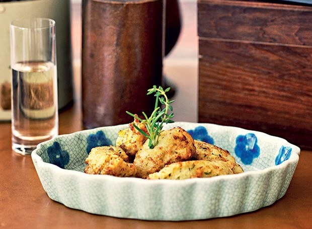 Bolinho de arroz com pinhão.