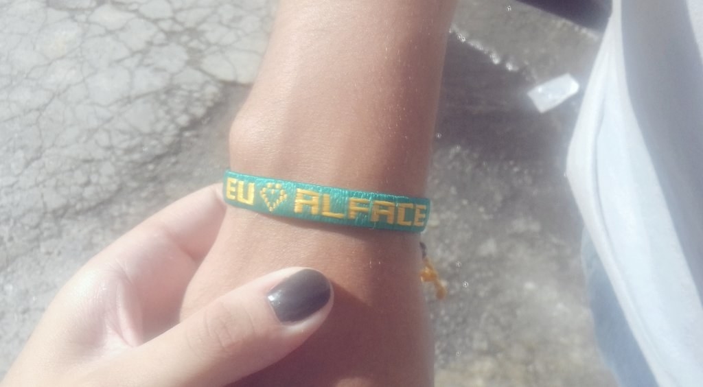 Batata, verdura refogada, pãozinho.