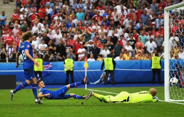 Mais lorsqu'Arnor Ingvi Traustason a marqué le but de la victoire pour l'Islande, dans les DERNIÈRES SECONDES du match, un homme a été plus heureux que tous les autres humains sur cette terre: le commentateur islandais.