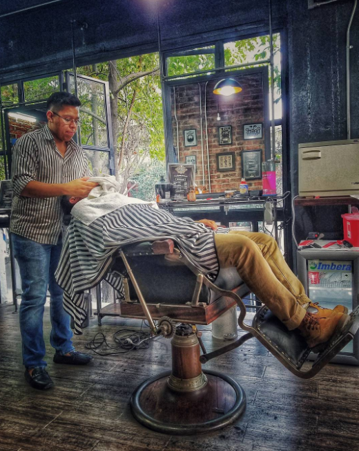 Espacios que retoman las barberías clásicas de la era pre-estética unisex, pero les dan un giro moderno. Algo así como cortes clásicos para el siglo XXI.