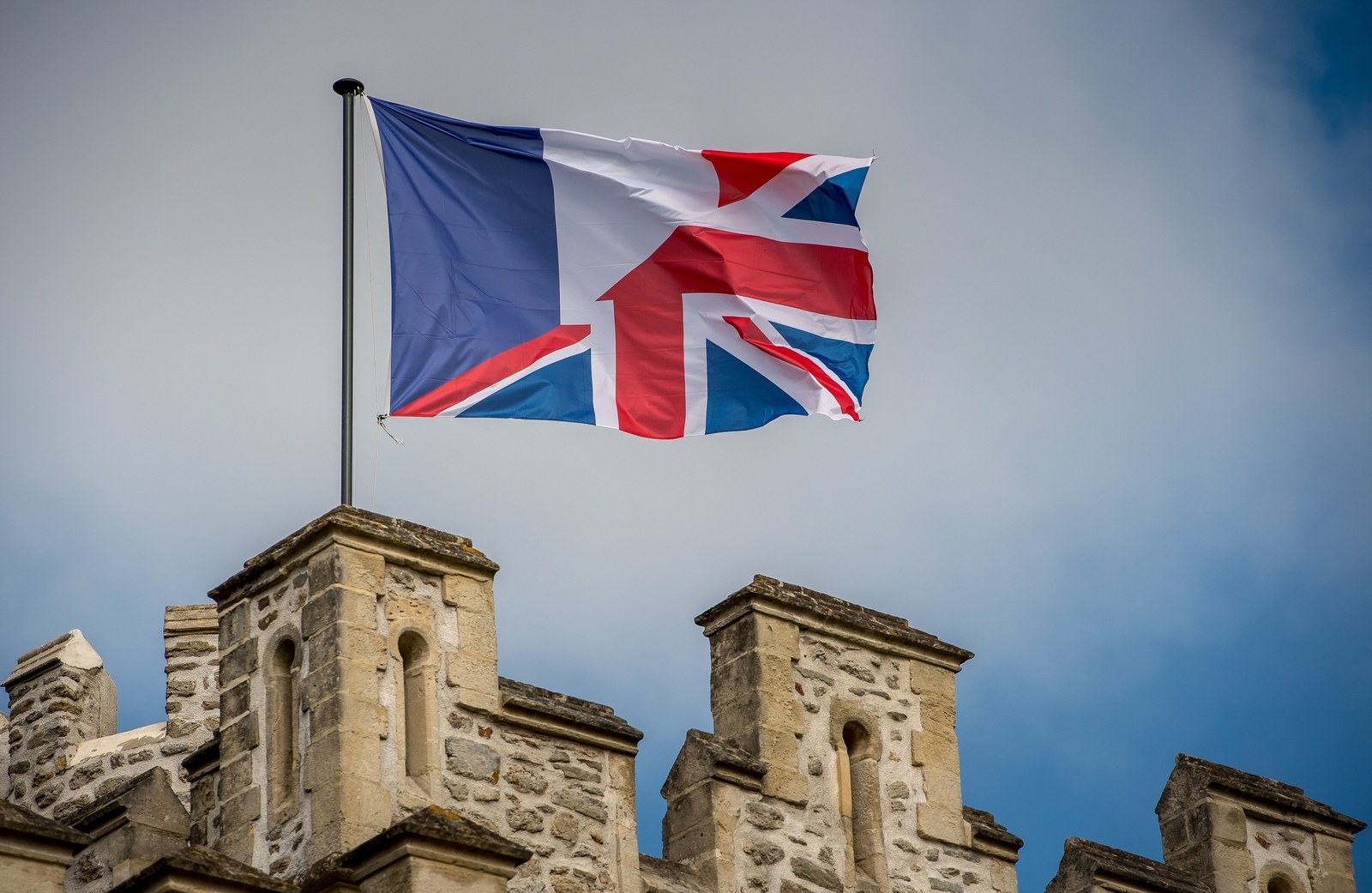 French british. Британский флаг на здании. Flag uk France. French Bri. The French the British.