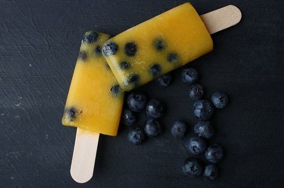 Zutaten:1 Handvoll Heidelbeeren2 reife Mangos300 ml Orangensaft3 EL Honig