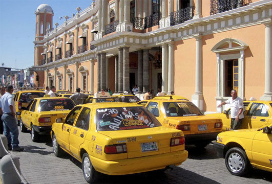 Por que en Tepic hay más taxis que gente y es súper barato.