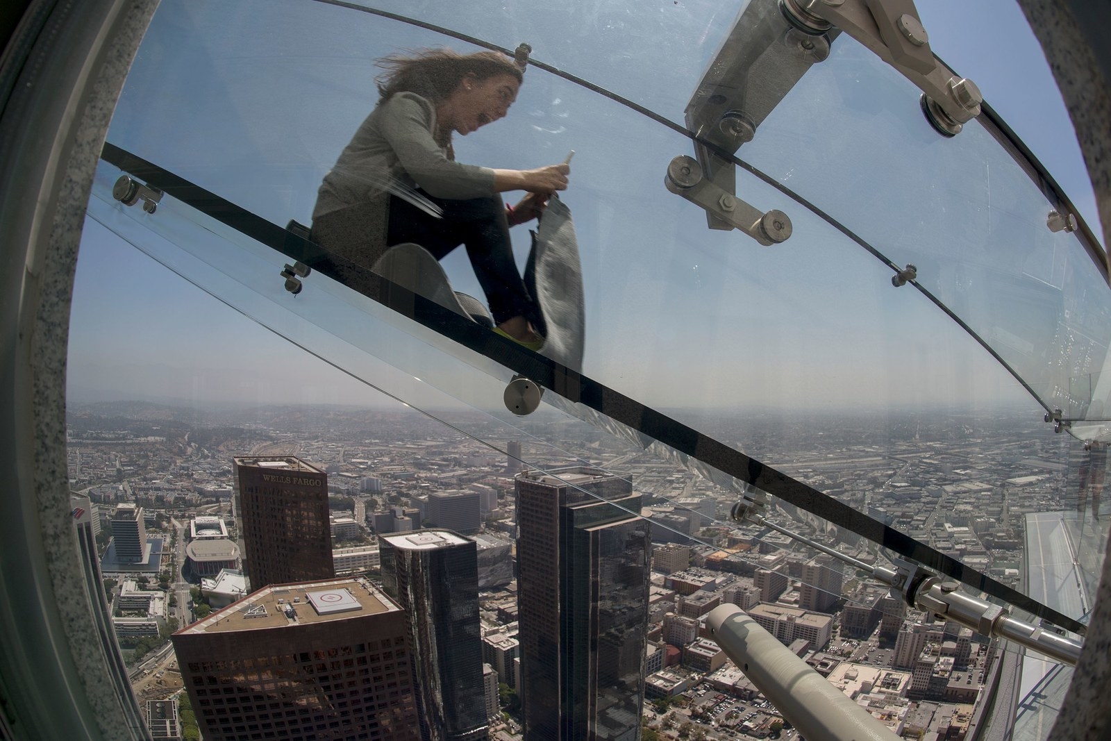 Высота 300. Стеклянная горка Skyslide, Лос-Анджелес, США. Skyslide Лос Анджелес. Лос Анджелес прозрачная горка. Стеклянная горка в Лос Анджелесе.