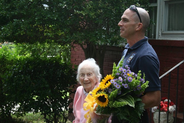 Le jour du centième anniversaire de Jeanette Carty, les pompiers de la ville ont donc décidé de lui rendre visite et de lui montrer ce qu'elle représente pour eux.