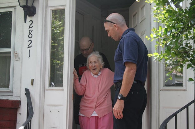 Une femme qui habite en Virginie (États-Unis) a eu une très belle réaction quand des pompiers lui ont fait une surprise pour son centième anniversaire.