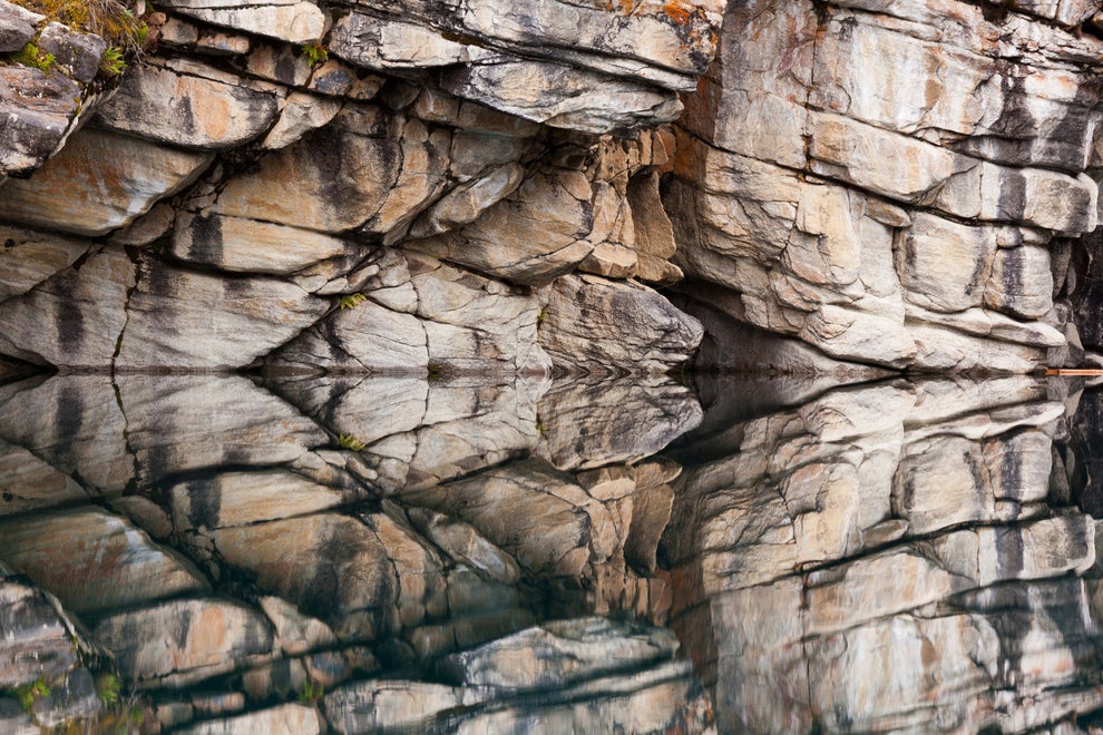Las aguas de espejo del Parque Nacional Jasper, Canadá.
