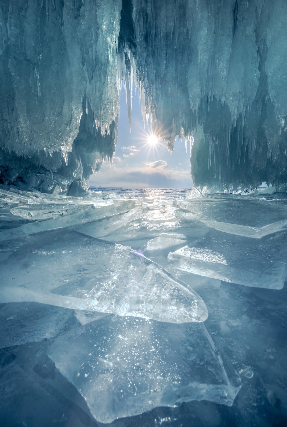 Una cueva de hielo en el lago Baikal, Rusia.
