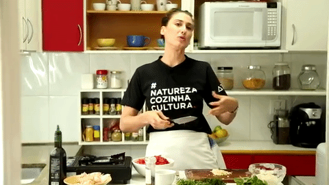 Além de aprender a fazer o molho, você descobre a hora certa de colocar cebola e alho na panela.