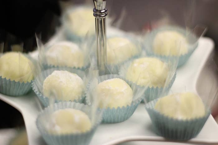 A verdade é que depois de ler BRIGADEIRO DE CREAM CHEESE você não quer saber de mais nada, só da receita. Veja ela aqui.