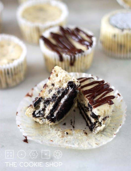 Não tem muito segredo: você coloca a bolacha (ou biscoito) de base, faz o creme com cream cheese, ovo, baunilha, açúcar e pedacinhos de Oreo, coloca no forno e já já vai estar degustando esta maravilha. Veja aqui a receita.