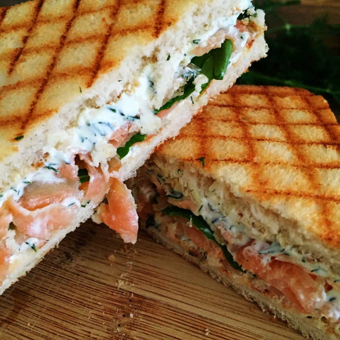O tostex acabou de ficar chique e delicioso pacas. Com cream cheese, umas folhinhas verdes e algumas fatias de salmão, você vai criar uma relacionamento sério com este sanduíche. Veja aqui a receita.