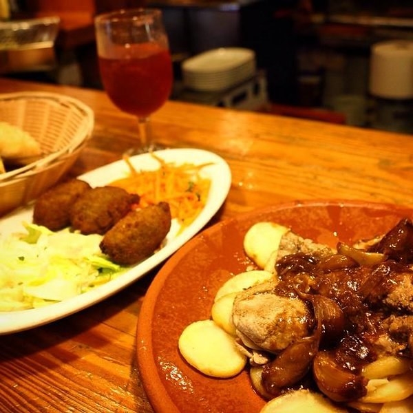 En serio, no te das cuenta de lo ridículamente barato que es comer bien en Sevilla hasta que no te mudas a otra ciudad (o país). En prácticamente cada esquina puedes encontrar un sitio en el que tomarte un salmorejo o un solomillo al whisky y unas cuantas cervezas por menos de lo que te cuesta un café en un Starbucks.