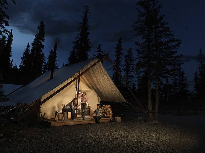 Pour les âmes aventureuses, campez dans des tentes en toile dotées d'un plancher en bois et d'une terrasse privée. Installez-vous confortablement pour la soirée à côté de votre propre poêle à bois. Le bois de chauffage est fourni par The Lodge at Panther River.