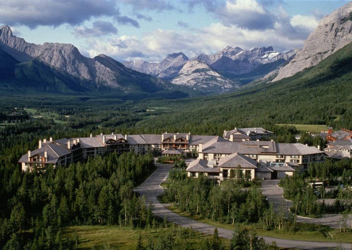 Just west of Calgary rests the Delta Lodge at the foothill of the Canadian Rockies. With the mountains and rivers as your backyard, the options for outdoor activities are endless. Skiing at Nakiska, golfing, hiking, and horseback riding are all available for you here. At the end of a long day, pamper yourself at the Summit Spa!