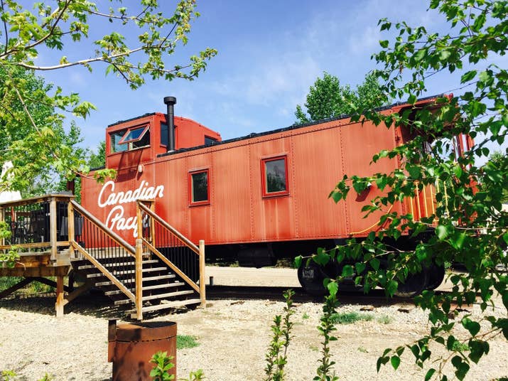 Pour le mélange parfait d'indulgence rustique, ne cherchez pas plus loin que Aspen Crossing. Un court trajet en voiture au sud-est de Calgary est un charmant terrain de camping et de loisirs sur le thème du train. Rester dans une cabine joliment aménagée est une chose, mais quand il s'agit d'une voiture caboose entièrement rénovée, vous êtes dans un luxe vraiment unique.