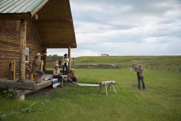 Montez à cheval lors d'un rassemblement de bétail et vivez une expérience authentique du Far West avec la famille au Sierra West Cabins.