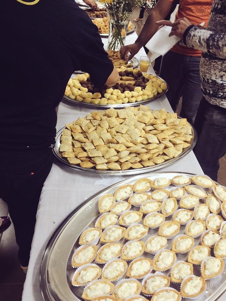 Estudos apontam que comida de graça não tem calorias, açúcar nem gordura.