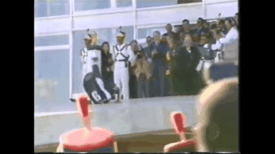Durante a comemoração do penta em 2002, o jogador surpreendeu todo mundo ao dar CAMBALHOTAS ao vivo, em um dos maiores símbolos do país. "Eu estava bêbado", disse em uma entrevista.