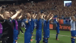 Ça s'appelle le clapping et c'est mimi à en pleurer.