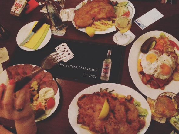 Bester Yelp-Kommentar: Nach 5 Minuten stand ein super Bier für jeden auf dem Tisch. Nach weiteren 10 Minuten gab es das Essen. Lange Rede kurzer Sinn- hier passt Preis Leistung absolut. Diese riesen Portionen machen satt und schmecken wunderbar. Da können sich manche Szene-Läden in der Schanze und Umgebung ne Scheibe abschneiden. Geht zu Erika, danach seid ihr satt und sprachlos.