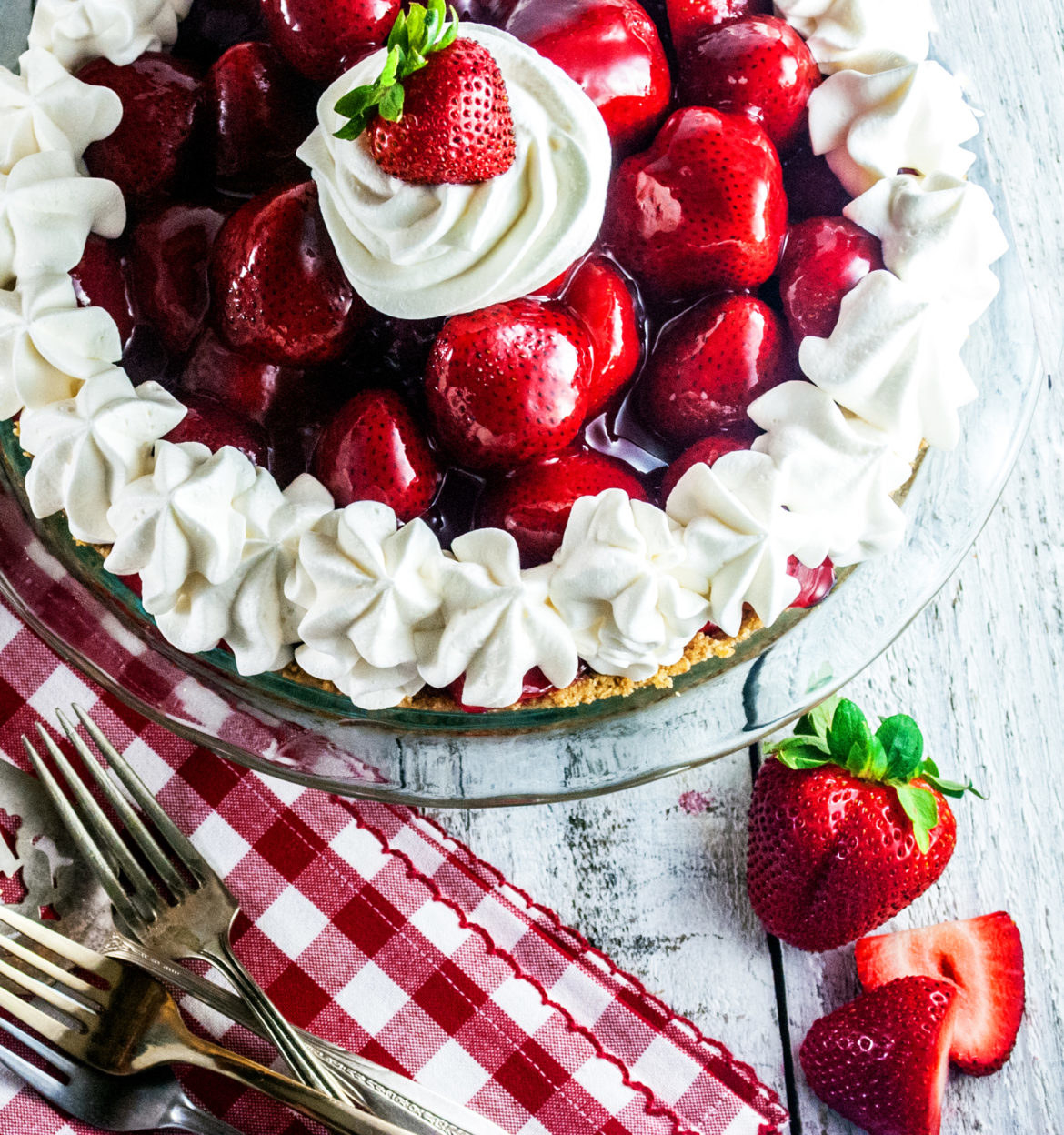 Strawberries and Whipped Cream? YAAAAASSSS! Get the recipe for no bake strawberry pie here.