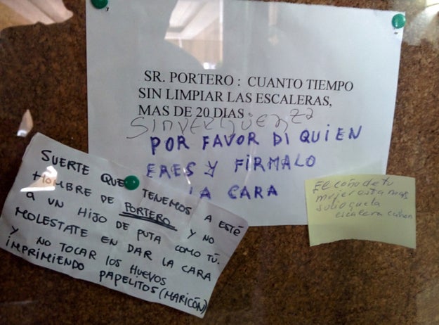 Esta cartelera llena de acción, insultos y amenazas. ¿Qué pasará con el señor portero? ¿Limpiará las escaleras?