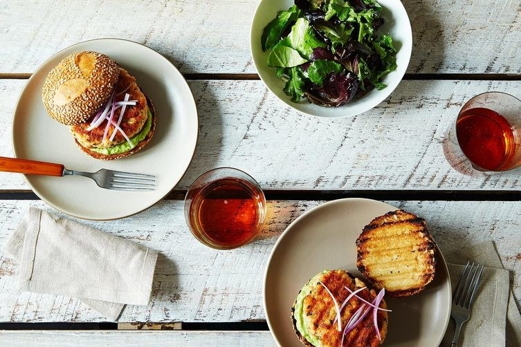 ¿Harto de la carne? Dale una chance a esta hamburguesa del mar. Ve la receta.