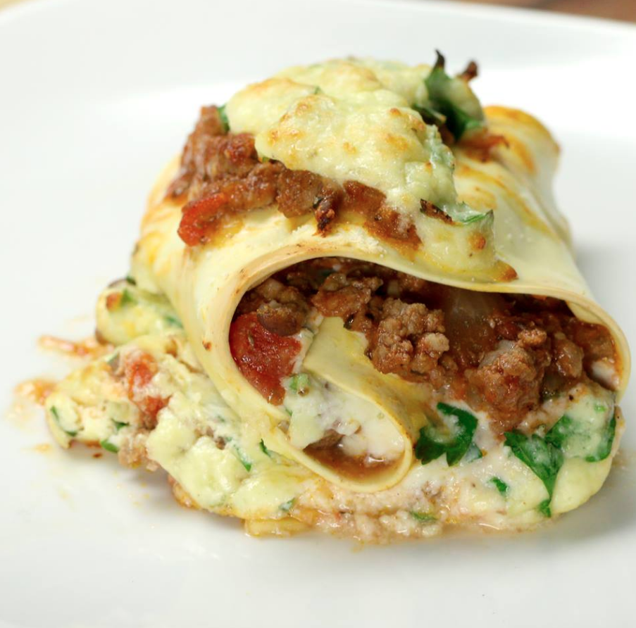 Ist perfekt für Dich, weil …... Du definitiv ein paar übrig gebliebene Lasagne-Platten im Schrank findest und dieses Gericht die perfekte Verwendung dafür ist.Du brauchst:250g Hackfleisch1/2 gewürfelte Zwiebel1 Dose gewürfelte Tomaten1-2 Knoblauchzehen1 TL Oregano1 TL BasilikumSalzPfeffer125g Ricotta75g geriebenen Mozzarella2 EL Parmesan (und noch etwas mehr, um es dann über die Röllchen zu streuen)Gehackte Petersilie zum Drüberstreuen1 Ei2 frische LasagneblätterHier siehst Du die Zubereitung im Video.