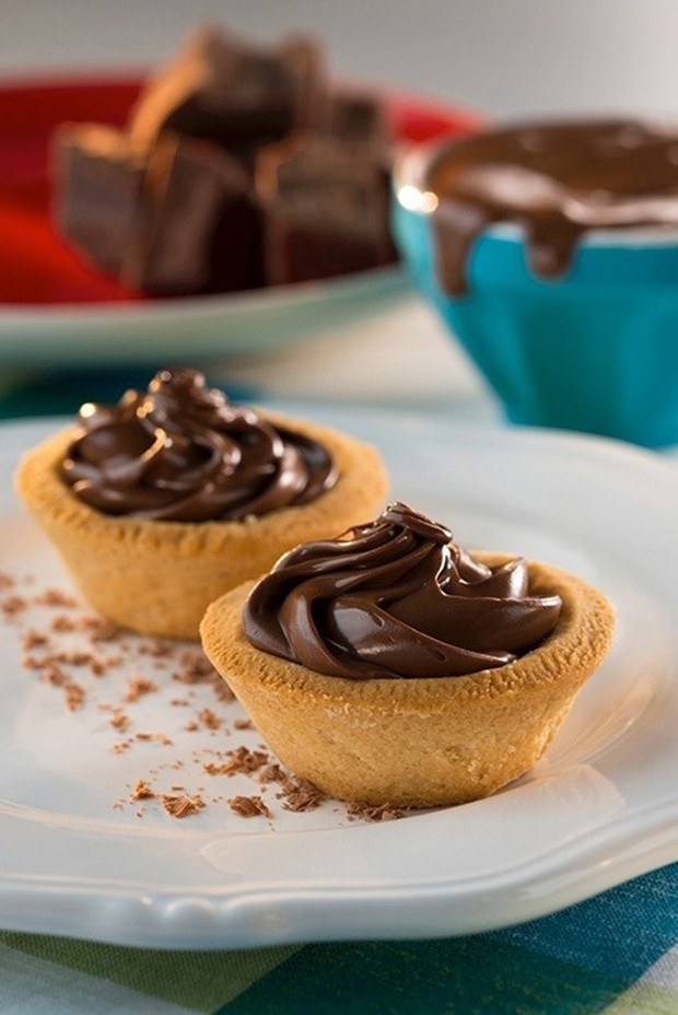 Uma receita tão linda que nem parece que você vai só bater os ingredientes da massa tudo junto e rechear com uma misturinha de chocolate e creme de leite. Veja aqui a receita.