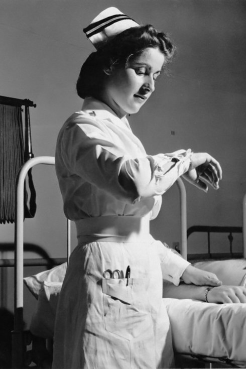 Check Out These 11 Vintage Photos Showing The Aura Of Nurses - Scrubs