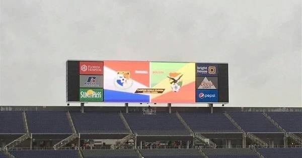 Cuando la pantalla del estadio mostró la bandera de Bolivia al revés.