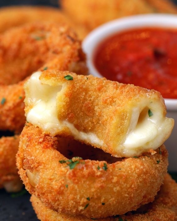 Para vocês não passarem horas na fila do Outback e ainda adicionarem queijo extra na relação, é só cortar a cebola em anéis, rechear com queijo, empanar e mandar ver no fogão. O resto do tempo vocês ocupam como bem entenderem! Veja aqui a receita.