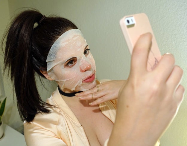 Prendre des millions de «selfies» avec des masques tissu carrément terrifiants.
