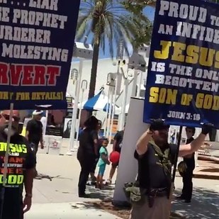 A Muslim-American Teen Responded To A Hateful Protest In 
