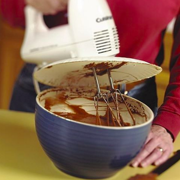 Haz dos hoyos en un plato desechable para improvisar una tapa para tu batidora.