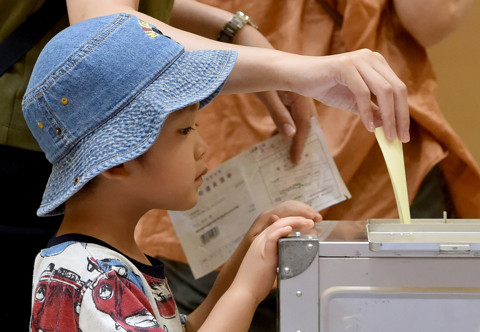 変わる場所が5つあれば、国民投票では5つの投票箱が用意される。有権者は、それぞれについて賛否を投じる。自民党は2012年に「憲法改正草案」をまとめた。だけど、あれをそのまま「賛成?反対?」と投票の対象にすることはできない。あくまで賛否を問えるのは、関連した部分ずつ。そのうえで、4つのステップがある。
