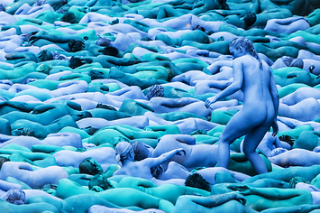 3 mil pessoas tiraram suas roupas e se pintaram de azul