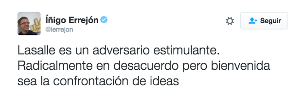 Cuando te cae mal uno que le cae bien a todo el mundo y tienes que disimular.