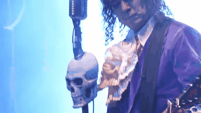 Se tornando o Alice Cooper brasileiro. Assista.