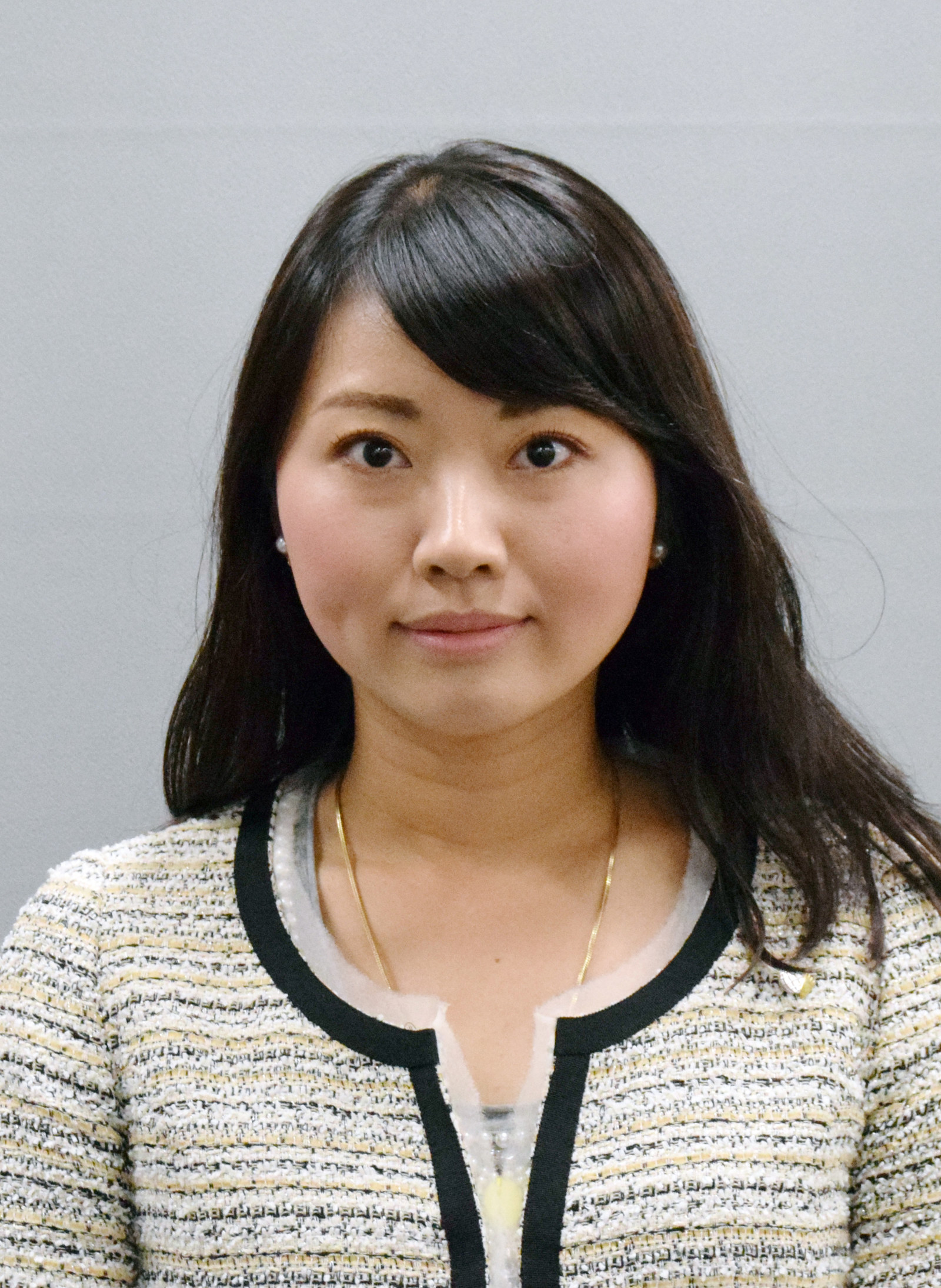 宗教法人「幸福の科学」の広報本部長兼財務局長。特区を活用した法人税減税などの政策を訴える。10日投開票の参院選・比例代表に立候補したが落選した。趣味はプールで泳ぐこと、読書、映画鑑賞。支持を表明するとハグしてもらえるとの情報がある。