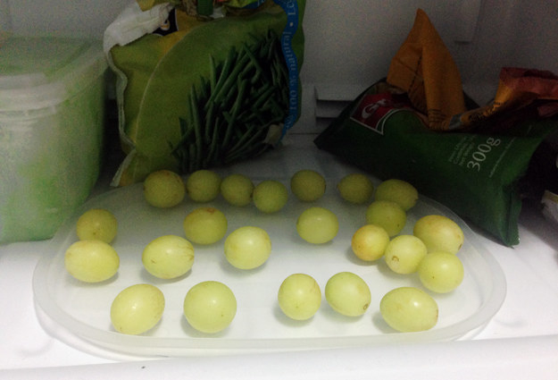 É só isso e você vai ficar muito mais feliz com este sorvetinho natural!Ah, você vai comer só depois do almoço? Então deixe na geladeira da firma pos, você sabe, sorvete fora da geladeira fica mole.