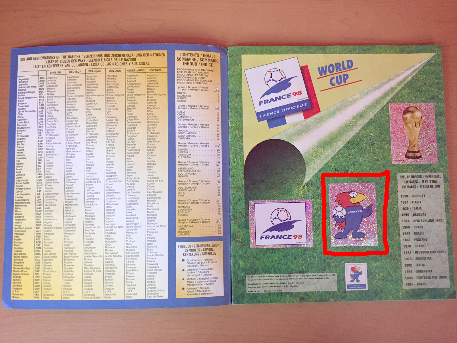 Aquí podemos apreciar a Footix, la mascota oficial de Francia 98. Su nombre salió de un concurso donde las opciones eran: Footix, Zimbo, Houpi, Gallik y Raffy.