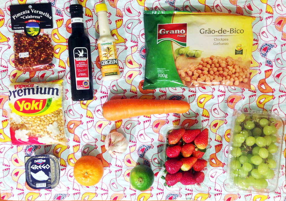 - Grão-de-bico (o pacote congelado é uma mão na roda!)- Uvas- Morangos- Limão- Uma tangerina (também conhecida como mexerica)- Iogurte grego- Milho de pipoca ou pipoca de micro-ondas- Pimenta em flocos- Aceto balsâmico- Molho de gergelim ou tahine- Uma cenoura- Um dente de alho