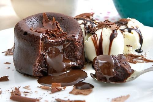 Não existe nenhuma combinação que fique ruim com chocolate, a exemplo do sorvete e do bolinho em um petit gateau.